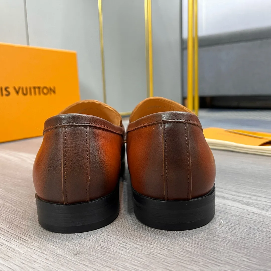 Factory price: 520💰-(LV) men’s formal leather shoes! Genuine molded horsebit, a classic must-have for your shoe cabinet! The feet are particularly delicate! This Gucci original version is a set last, and we are consistent with the counter! Therefore, it is more comfortable in terms of last shape and comfort! Take it to the counter and compare at will! Good shoes are more than just what they make! But grasp the essence from the inside out! Material: Imported first-layer cowhide! Genuine leather outsole imported from Italy, size: 39-44 (38/45 customized, non-refundable)
